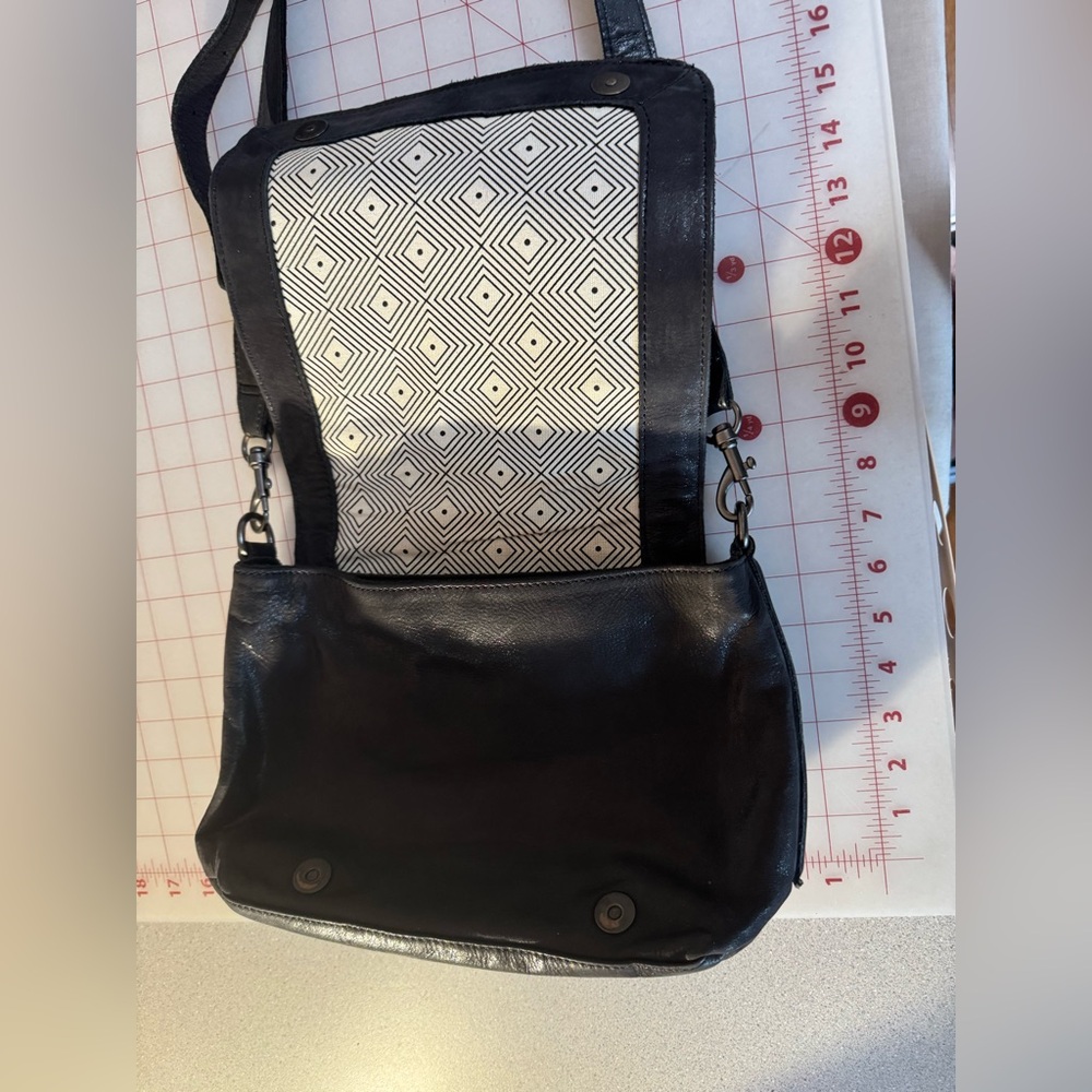 Liebeskind Berlin Crossbody View 3